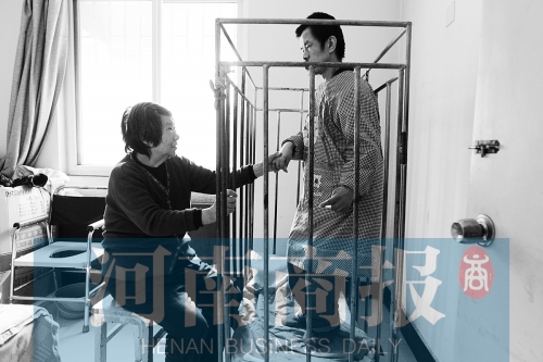 一天24小時(shí)，彭偉慶都只在鐵籠里活動(dòng) 張郁/攝