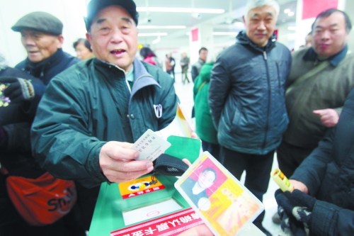 老人帶著多種證件想免費(fèi)乘車，工作人員稱沒(méi)接到通知拒絕。