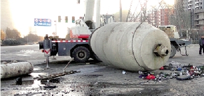 　　水泥罐車被撞得車、罐分離