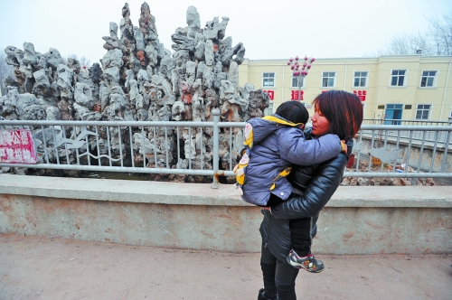 經(jīng)歷了之前的兇險(xiǎn)，窩在媽媽懷中的亮亮看到水池，仍感到有些害怕。