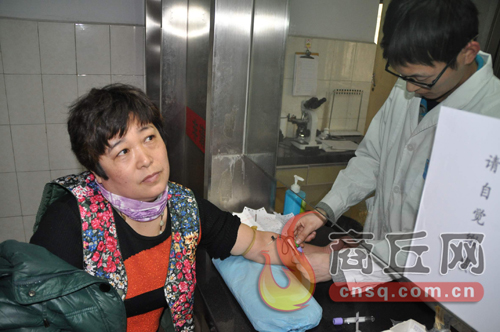 劉艷平的血樣和浙江省一位患者成功配型，1月15日下午3點，醫(yī)護人員正在為劉艷平再次抽取血樣