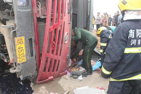 后八輪貨車側(cè)翻壓扁小轎車 南陽消防緊急營救 后八輪貨車側(cè)翻壓扁小轎車 南陽消防緊急營救