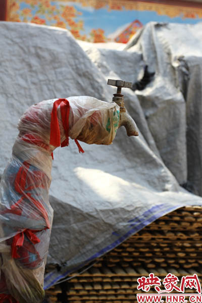 一名居民對(duì)記者說(shuō)，“你擰擰水管看，俺不騙你，沒(méi)水吧？”