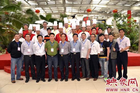 選手、工作人員和評(píng)委親密合影