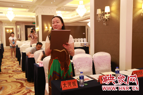 參加新聞發(fā)布會(huì)的媒體記者提問