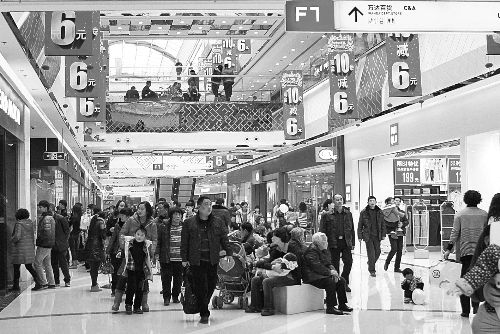  近年來，在商場“過年”成了很多市民的選擇。