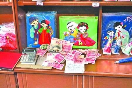 2012年6月21日，在朝鮮羅先特別市的一家商店里，柜臺上散落著一些人民幣。在朝鮮，人民幣比本國的貨幣更受歡迎。 CFP供圖