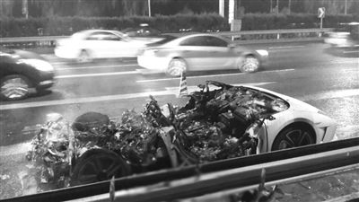 蘭博基尼自燃后報廢?！∥⒉┚W(wǎng)友 SCC寬寬 攝