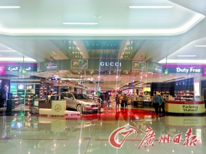　迪拜機(jī)場(chǎng)的免稅店是不少人的血拼地。