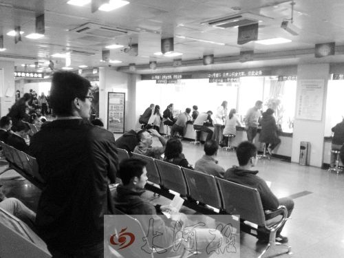 鄭州住房公積金管理中心辦事大廳，坐滿(mǎn)辦理業(yè)務(wù)的市民。