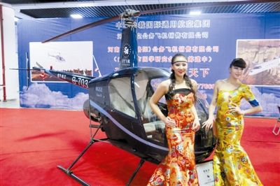 美女固然誘人，但更誘人的恐怕還是直升機(jī)