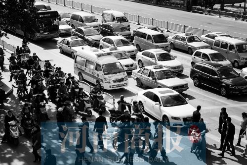 紫荊山路與商城路交叉口，見無車讓行，一輛救護(hù)車只好選擇右轉(zhuǎn)車道直行 記者 邱曉峰/攝