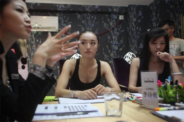 圖為參選者在等待選拔。