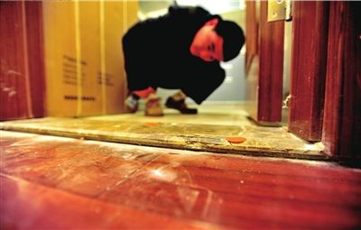 新房地板瓷磚有裂痕。 本報記者 陶冉 攝