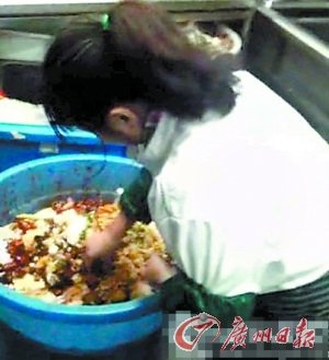 洪記麻辣香鍋垃圾桶里撈辣椒詭辯避免潲水太辣 洪記麻辣香鍋垃圾桶里撈辣椒詭辯避免潲水太辣