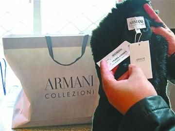 紀(jì)萬昌展示其中一件阿瑪尼女皮衣。