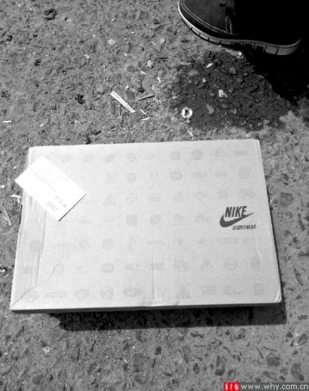 劉先生下單訂購的運動鞋包裝為“耐克”，里面卻是“安踏”。 受訪者供圖