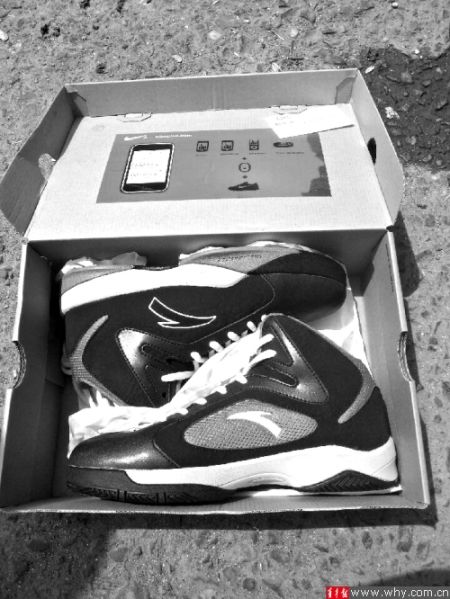 劉先生下單訂購的運動鞋包裝為“耐克”，里面卻是“安踏”。 受訪者供圖