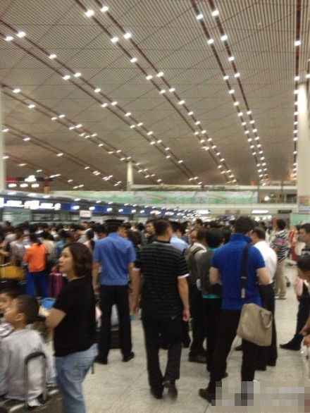 國航航班取消兩百乘客無人管 國航航班取消兩百乘客無人管