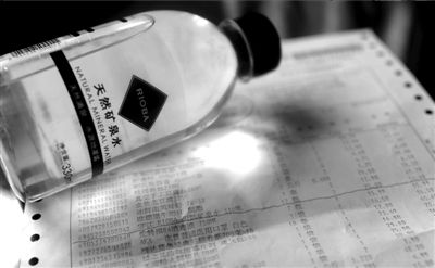 長綠苔的礦泉水和超市購物清單。 京華時(shí)報(bào)記者 王苡萱 攝