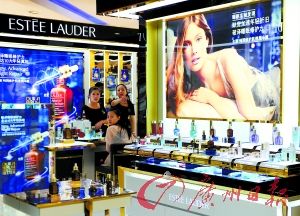 今年以來(lái)，雅詩(shī)蘭黛等大牌化妝品相繼被檢出不合格產(chǎn)品。（圖片來(lái)源：廣州日?qǐng)?bào) 王燕攝）