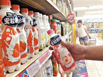 昨日，勁松京客隆超市貨架上，可口可樂果粒奶優(yōu)仍在售?？煽诳蓸饭咀蛉瞻l(fā)表聲明稱，已使用25公斤可能受到肉毒桿菌污染的乳粉，用于生產(chǎn)個別批次的美汁源果粒奶優(yōu)。新京報記者 韓萌 攝