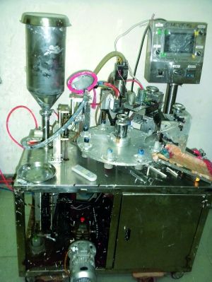 行動(dòng)中查獲的假冒“高露潔”牙膏和制假機(jī)械。信息時(shí)報(bào)記者鄭啟文 攝