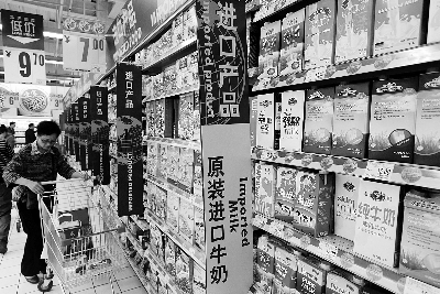 在通州某超市，進(jìn)口奶粉、純牛奶打出“原裝進(jìn)口”的招牌吸引消費(fèi)者購(gòu)買 攝/法制晚報(bào)記者 黑克