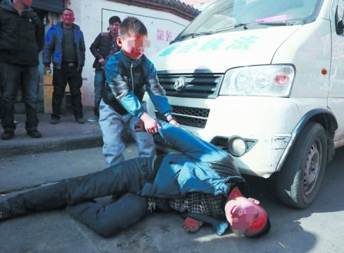 孩子想把躺在執(zhí)法車前的父親拉起來(lái)