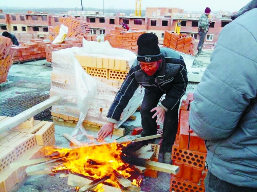 在俄羅斯工地打工時，因為天太冷，工人不得不在工地生火取暖。（圖由方先生提供）