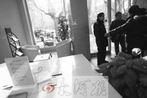 人民路上的這家商店,夜間疑被一男子隔著門縫用長竿偷走一臺蘋果ipad air。