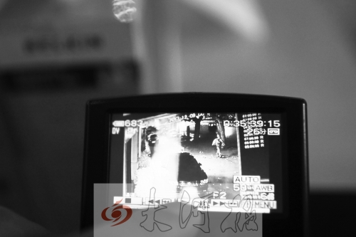 人民路上的這家商店,夜間疑被一男子隔著門縫用長竿偷走一臺蘋果ipad air。