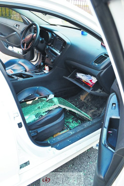車玻璃被砸碎，車內(nèi)被翻動。