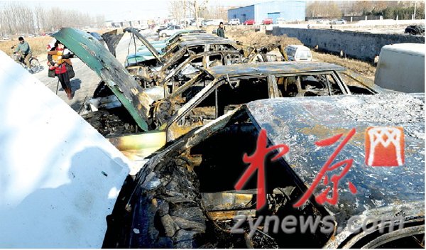 鄭州東風(fēng)渠邊汽車爆炸引燃7輛二手車 火花四射 鄭州東風(fēng)渠邊汽車爆炸引燃7輛二手車 火花四射