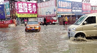 這里積水一個(gè)月不退，商戶(hù)傷透腦筋。