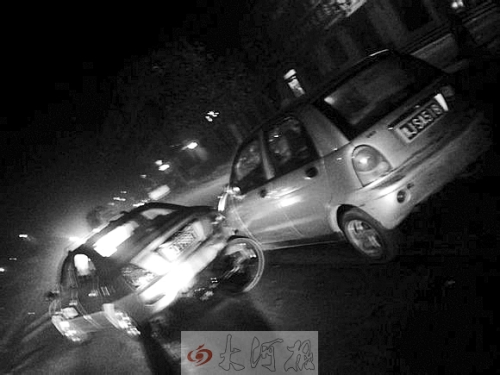 撞上出租車QQ才停下，兩車間還夾著一輛自行車。