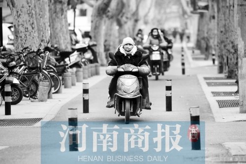 金水路防疫路附近，路樁間距很小，電動車經(jīng)過時要很小心才能避開