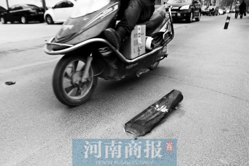 金水路上，一根路樁被撞倒