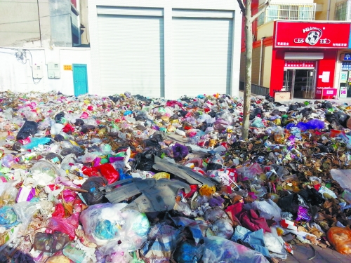 人行道上，垃圾“綿延”30來(lái)米。