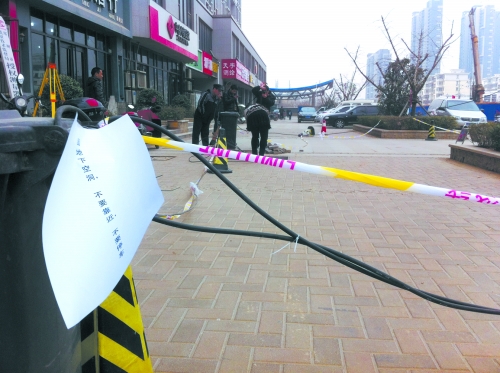 這處危險(xiǎn)路段，從表面看沒(méi)有一點(diǎn)異常。但是在地面下，坍塌的大坑可裝下中巴車(chē)。