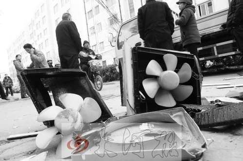 7樓一住戶家中天然氣爆炸，廚房里的排氣扇被炸得掉落地上。