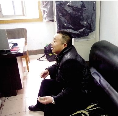 無證開套牌桑塔納轎車的段某，在華中食品城賣酒。