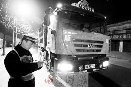 潁河路華山路交叉口民警正在開(kāi)罰單 潁河路華山路交叉口民警正在開(kāi)罰單