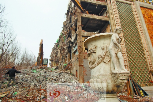 城東路下穿隧道動(dòng)工，建筑垃圾占據(jù)了人行道。