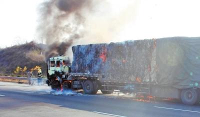 司機高速路煙頭隨手扔窗外 貨車變“火車”(圖) 司機高速路煙頭隨手扔窗外 貨車變“火車”(圖)