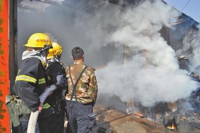 火勢兇猛，濃煙滾滾，消防官兵正在奮力救火。