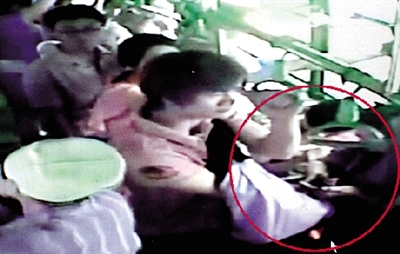 一名小偷拉開了乘客李女士的包，并在包里摸了足足3分多鐘。最終，李女士被偷了2.4萬多元錢?！?翻拍視