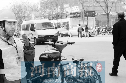  燃?xì)庑孤?消防員演習(xí)變實(shí)戰(zhàn)。而幾米外,有工作人員在抽煙