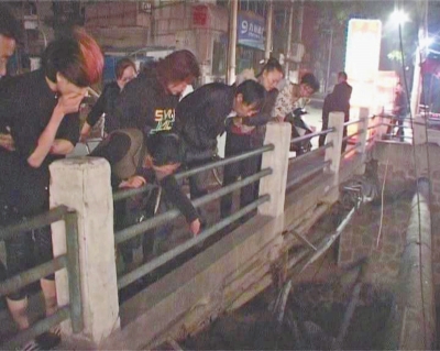 圍觀群眾感嘆橋那么高，被扔下橋的劉先生真是“萬幸”。