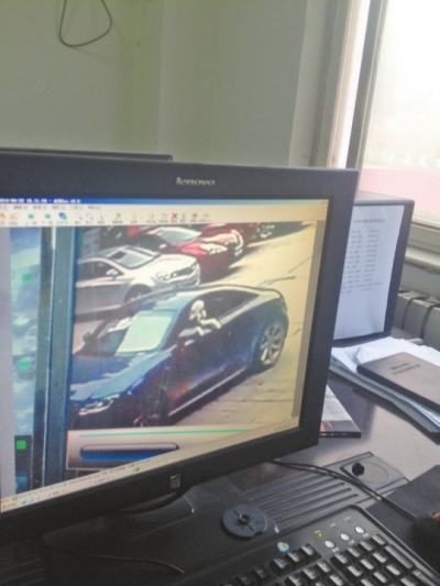 監(jiān)控錄像顯示，肇事車駕駛室內(nèi)有狗頭探出窗外。